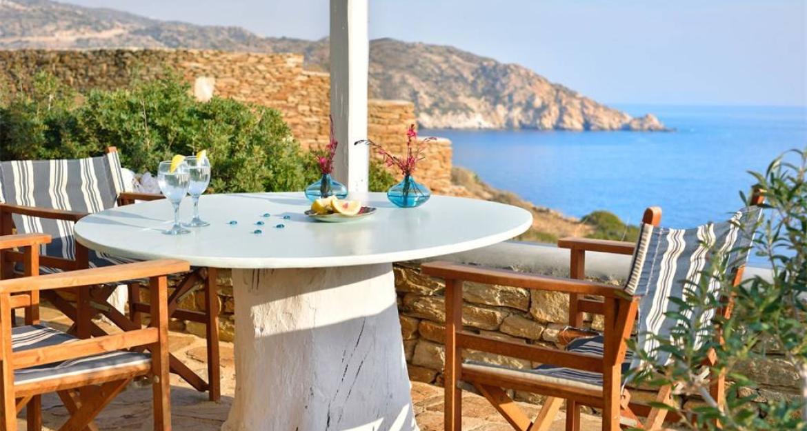 «Νερό κι αλάτι» στη βίλα 2 εκατ. στην Ίο (pics)