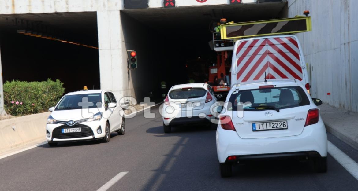 Νταλίκα ξήλωσε τα φώτα από σήραγγα στη Λαμία! (pics)