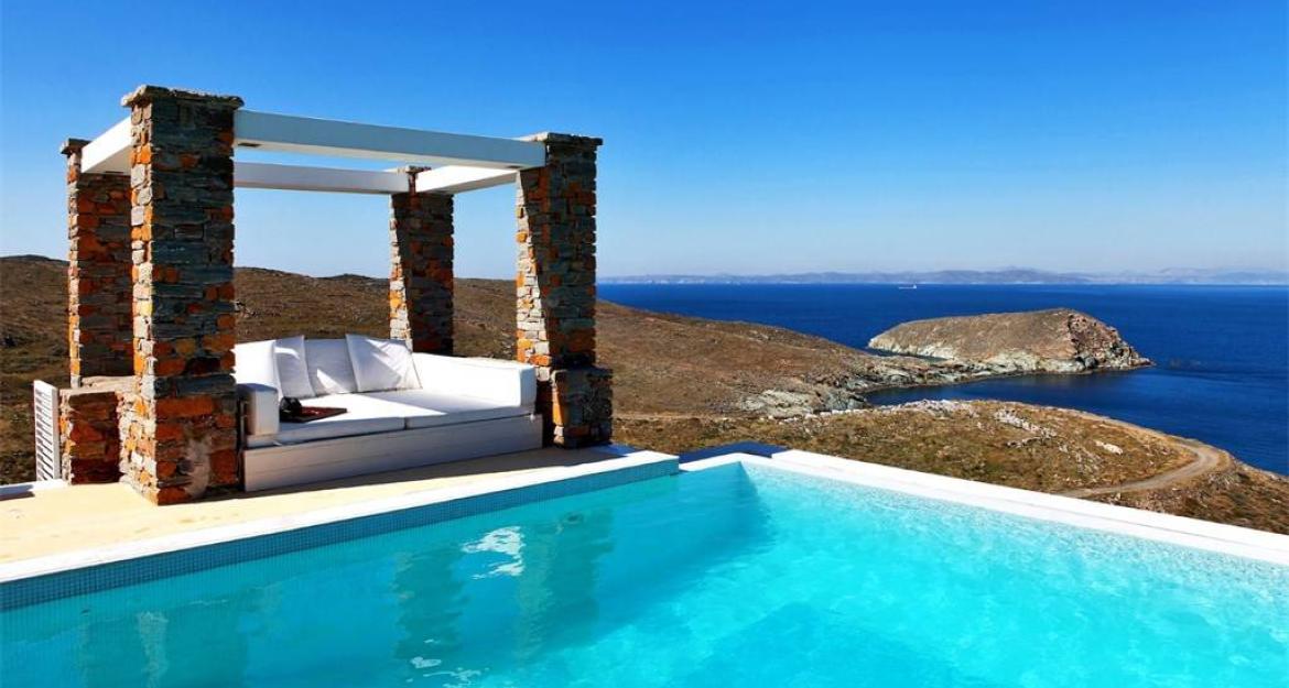 Μινιμαλιστική πέτρινη βίλα 1 εκατ. στη Τζια (pics)