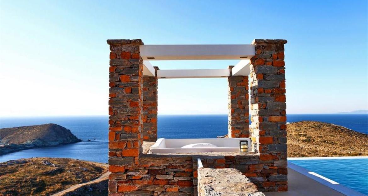 Μινιμαλιστική πέτρινη βίλα 1 εκατ. στη Τζια (pics)