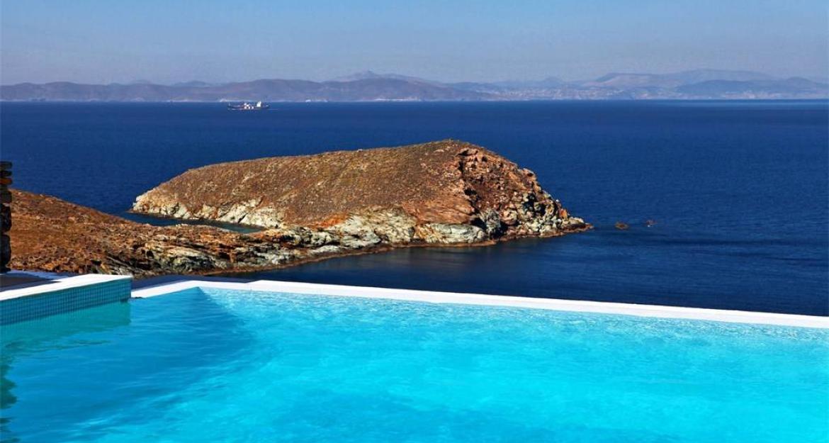 Μινιμαλιστική πέτρινη βίλα 1 εκατ. στη Τζια (pics)