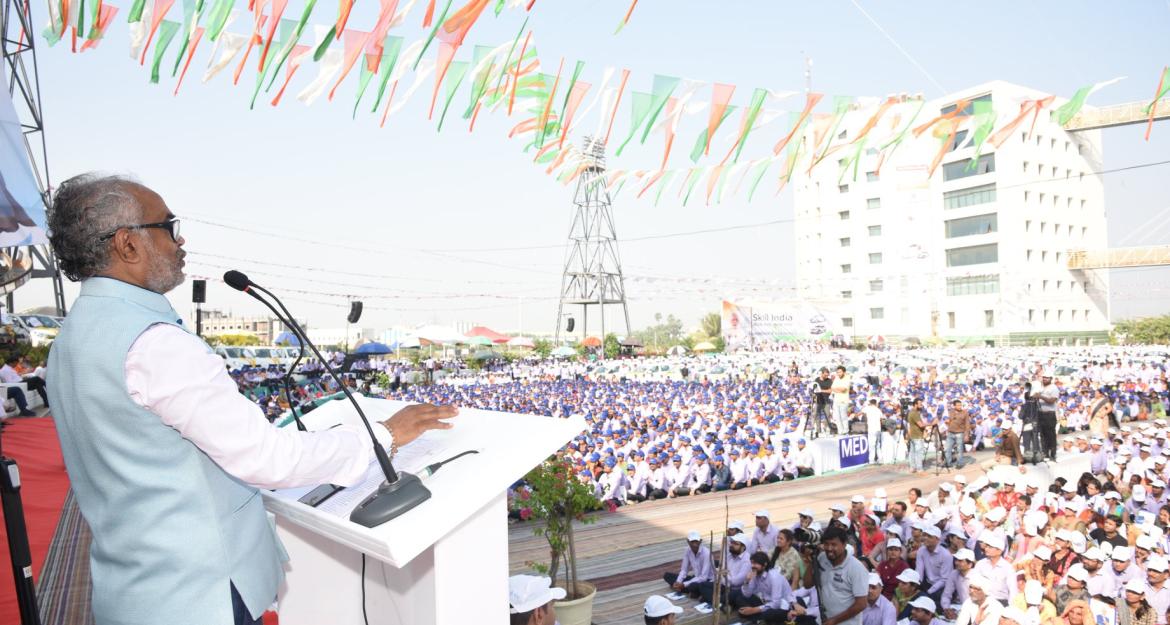 Ινδία: Έμπορος διαμαντιών χάρισε 600 αυτοκίνητα στο προσωπικό του (pics)