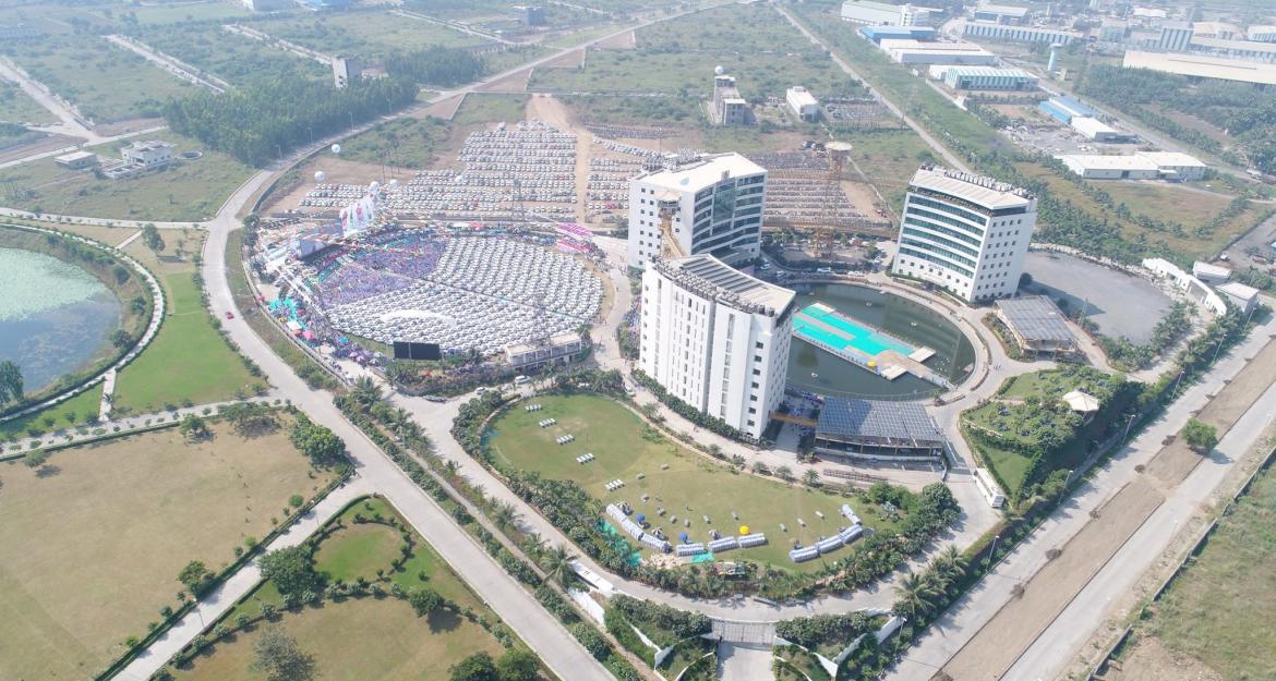 Ινδία: Έμπορος διαμαντιών χάρισε 600 αυτοκίνητα στο προσωπικό του (pics)