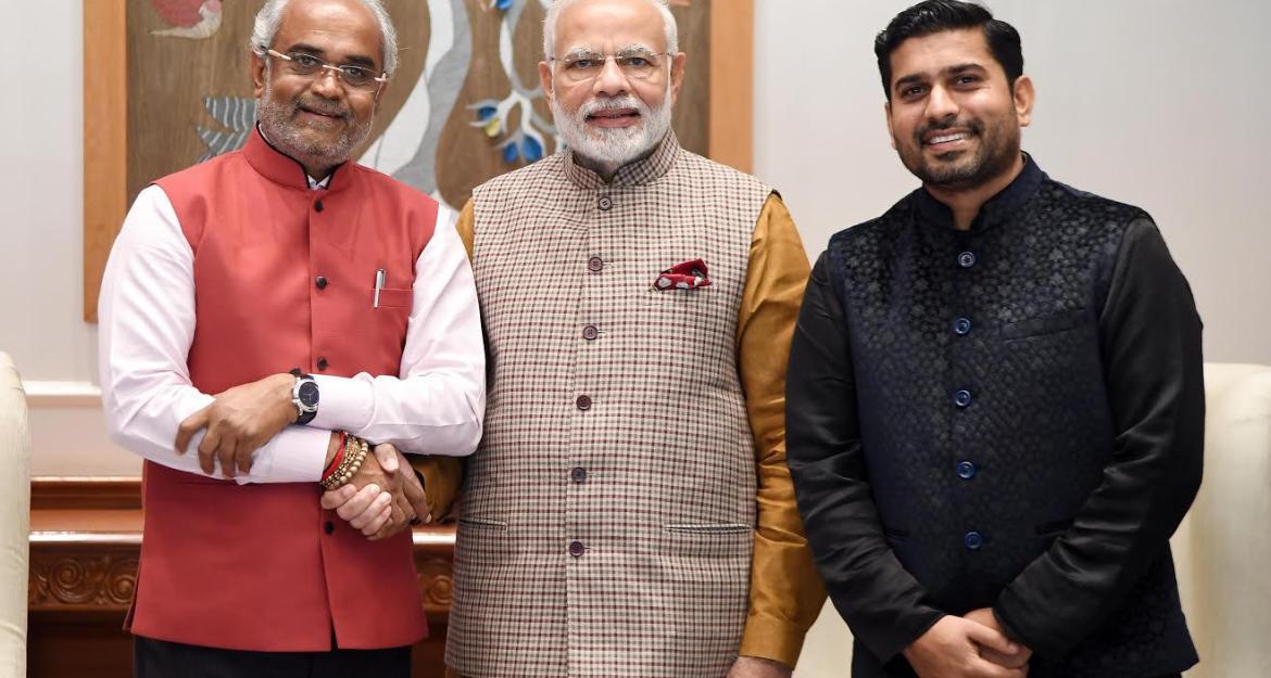 Ινδία: Έμπορος διαμαντιών χάρισε 600 αυτοκίνητα στο προσωπικό του (pics)