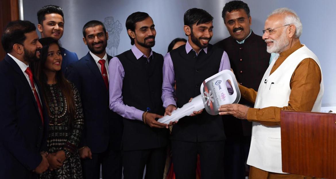 Ινδία: Έμπορος διαμαντιών χάρισε 600 αυτοκίνητα στο προσωπικό του (pics)