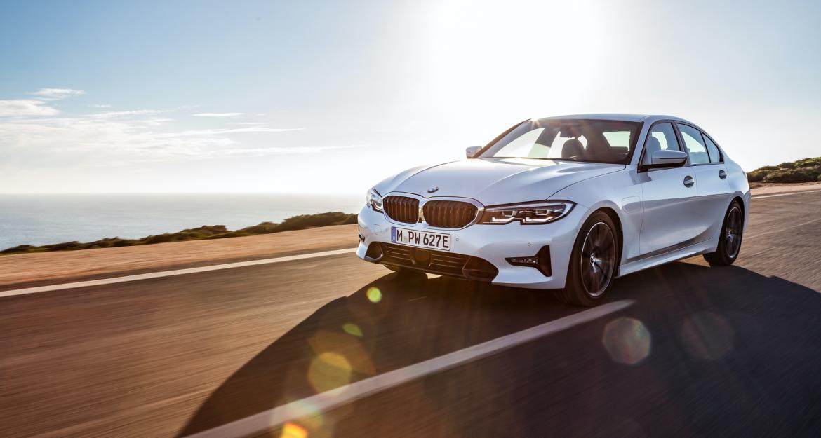 Πρότυπο οικονομίας η γοητευτική νέα BMW 330e! 