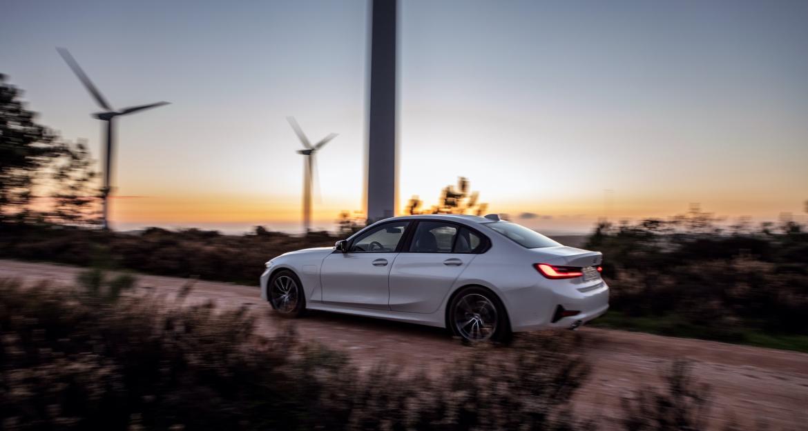 Πρότυπο οικονομίας η γοητευτική νέα BMW 330e! 