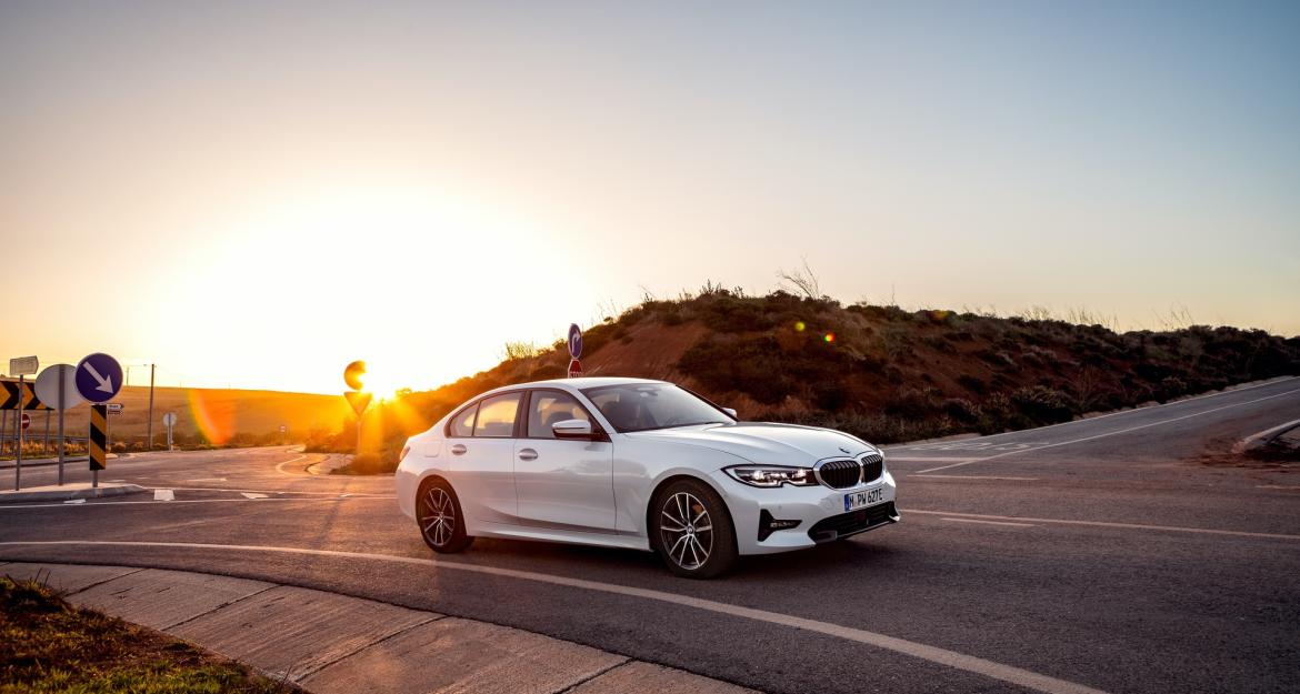 Πρότυπο οικονομίας η γοητευτική νέα BMW 330e! 