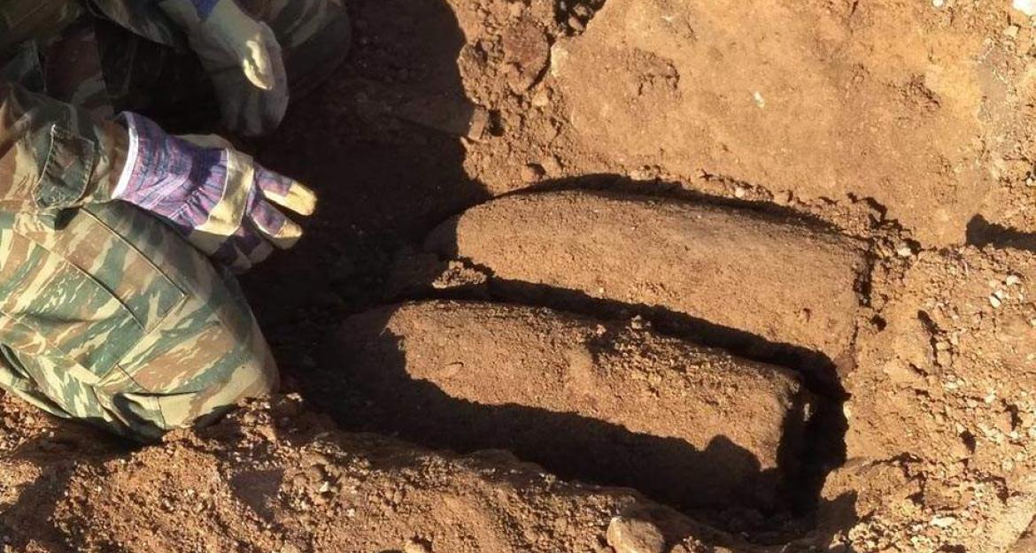 Βόμβες και πυροσωλήνες από δρόμο στο Ίλιον εξουδετέρωσε ο στρατός (pics)