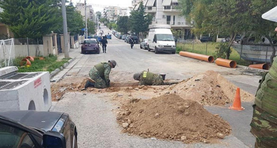 Βόμβες και πυροσωλήνες από δρόμο στο Ίλιον εξουδετέρωσε ο στρατός (pics)