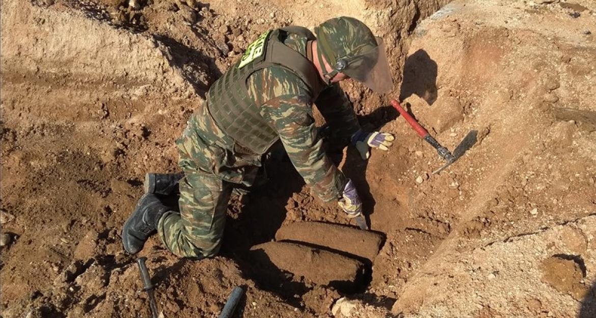 Βόμβες και πυροσωλήνες από δρόμο στο Ίλιον εξουδετέρωσε ο στρατός (pics)