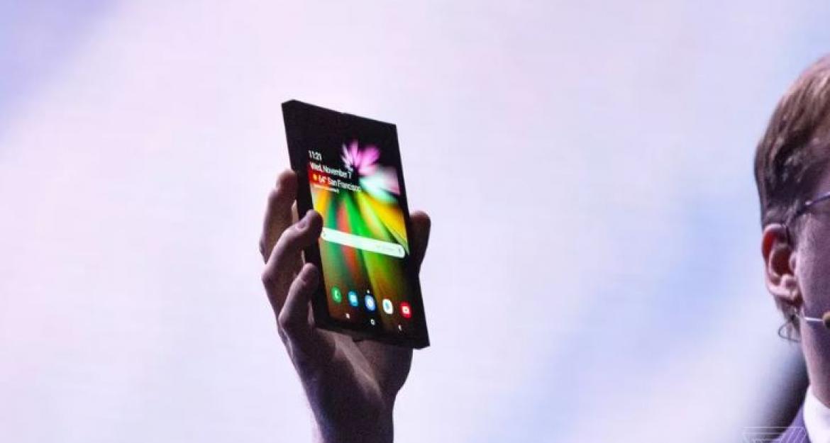 H Samsung αποκάλυψε το πρώτο της κινητό που διπλώνει (pics & vid)