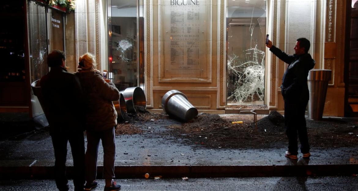 Διάλογο με κόμματα και «κίτρινα γιλέκα» ζητά ο Μακρόν