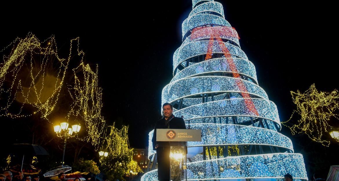 Άναψε το χριστουγεννιάτικο δέντρο στο Σύνταγμα (pics)