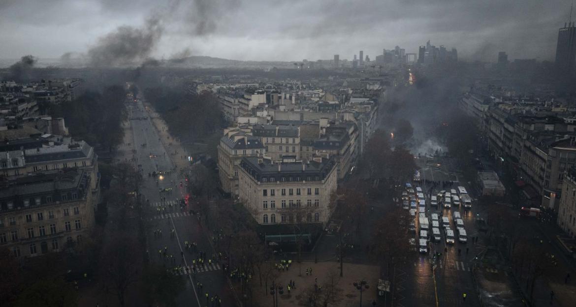 Στον... τοίχο ο Μακρόν λόγω κίτρινων γιλέκων (pics)