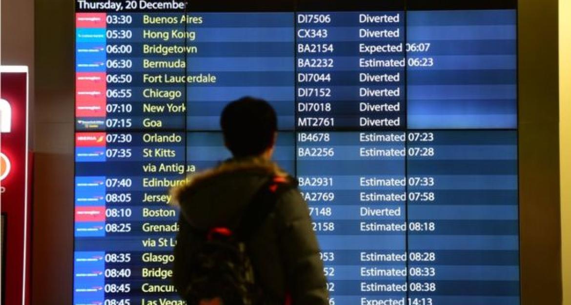 Άνοιξε το αεροδρόμιο Gatwick - Ταλαιπωρία για χιλιάδες επιβάτες (pics & vid)