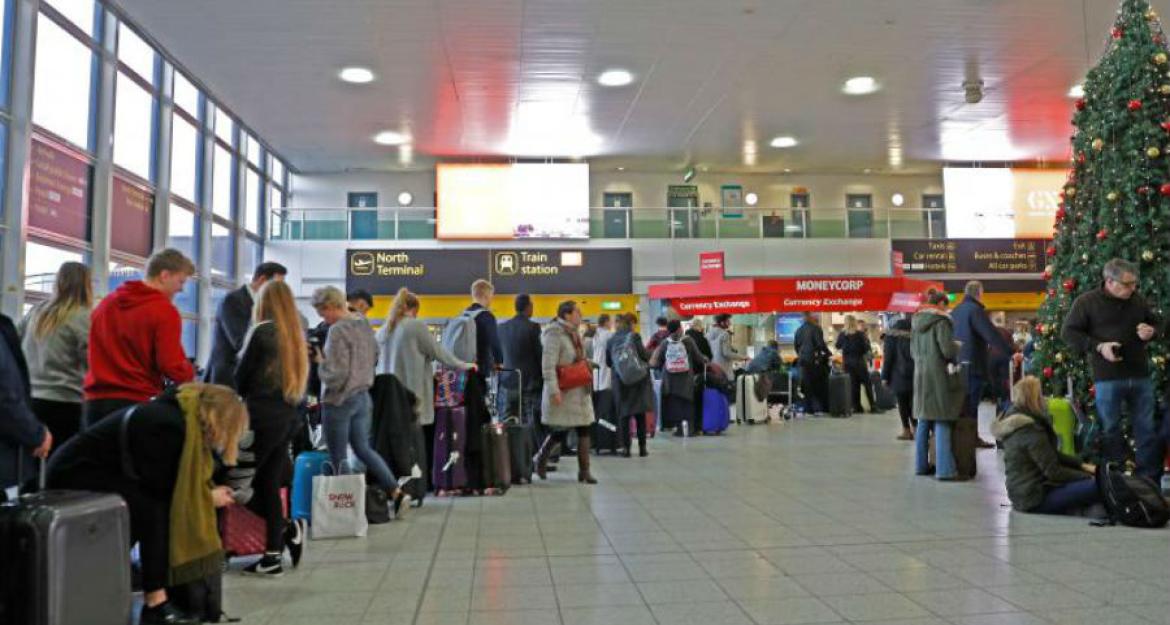Άνοιξε το αεροδρόμιο Gatwick - Ταλαιπωρία για χιλιάδες επιβάτες (pics & vid)
