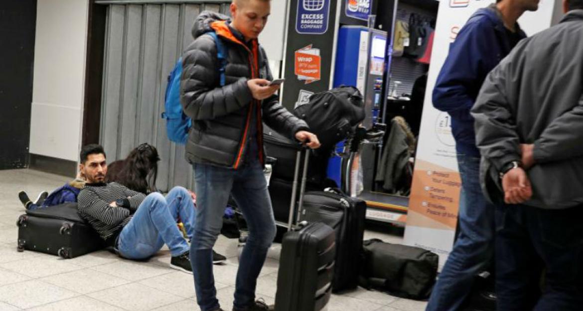 Άνοιξε το αεροδρόμιο Gatwick - Ταλαιπωρία για χιλιάδες επιβάτες (pics & vid)