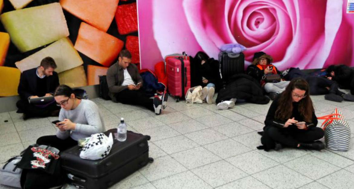 Άνοιξε το αεροδρόμιο Gatwick - Ταλαιπωρία για χιλιάδες επιβάτες (pics & vid)