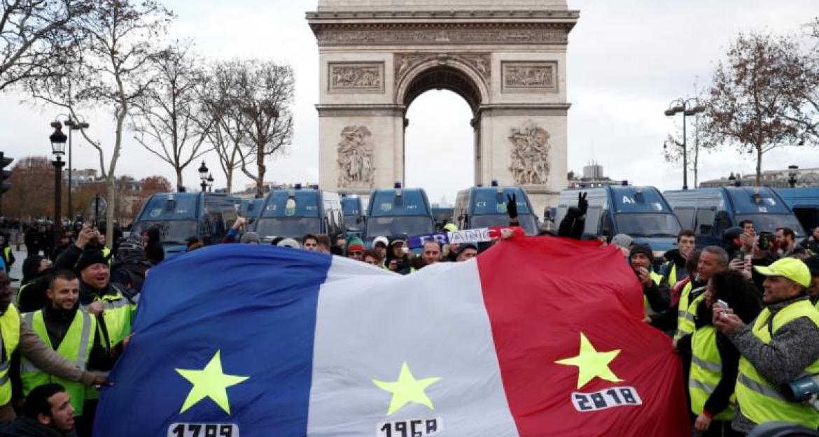 Κίτρινα γιλέκα: «Μάχη» αστυνομικών-διαδηλωτών στο Παρίσι (pics&vid)