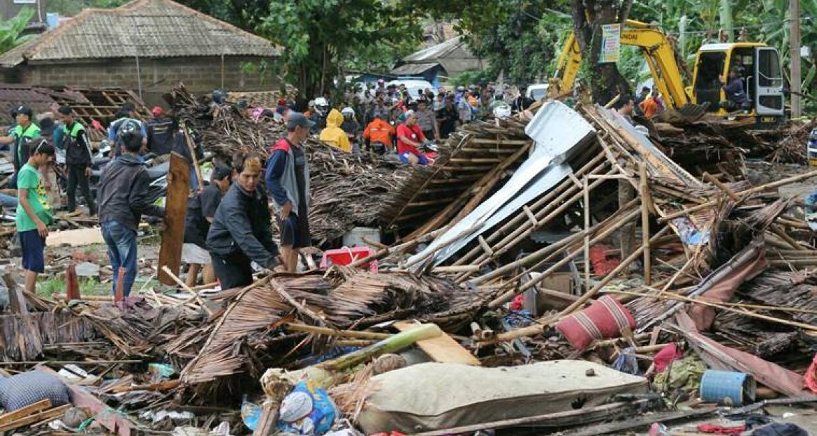 Ινδονησία: 222 νεκροί και εκατοντάδες τραυματίες από τσουνάμι (pics&vid)