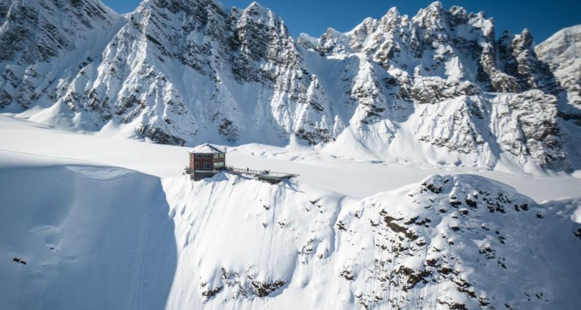 Αυτό το σαλέ σε υψόμετρο 2.000 μέτρων στην Αλάσκα κοστίζει μόλις 25.000 δολ. τη βραδιά (pics)