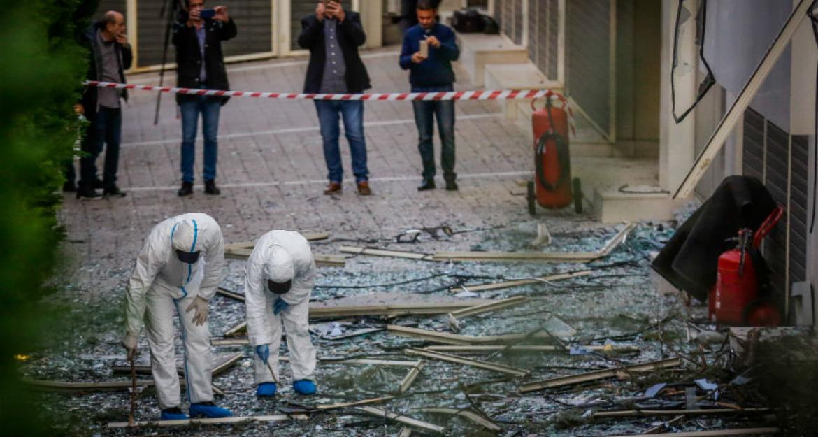 Ισχυρή έκρηξη βόμβας στο ΣΚΑΪ - Πού προσανατολίζεται η Αντιτρομοκρατική (pics & vids)