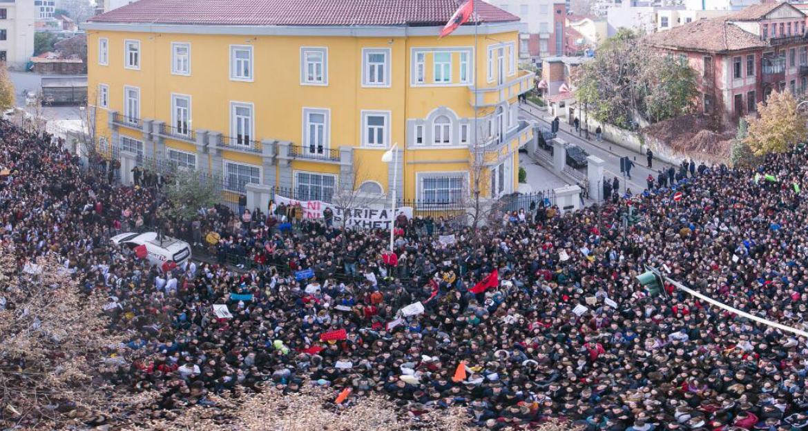 Μεγάλες φοιτητικές διαδηλώσεις στην Αλβανία (pics & vid)