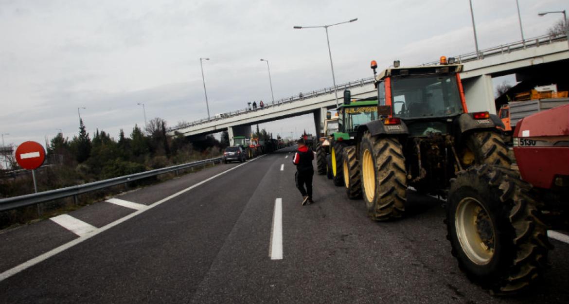 Μπλόκα αγροτών: Κλειστή η εθνική οδός - Παράκαμψη ακολουθούν οι οδηγοί (pics)