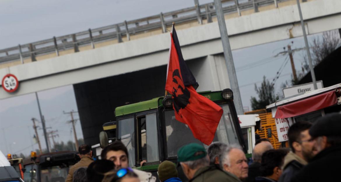 Μπλόκα αγροτών: Κλειστή η εθνική οδός - Παράκαμψη ακολουθούν οι οδηγοί (pics)