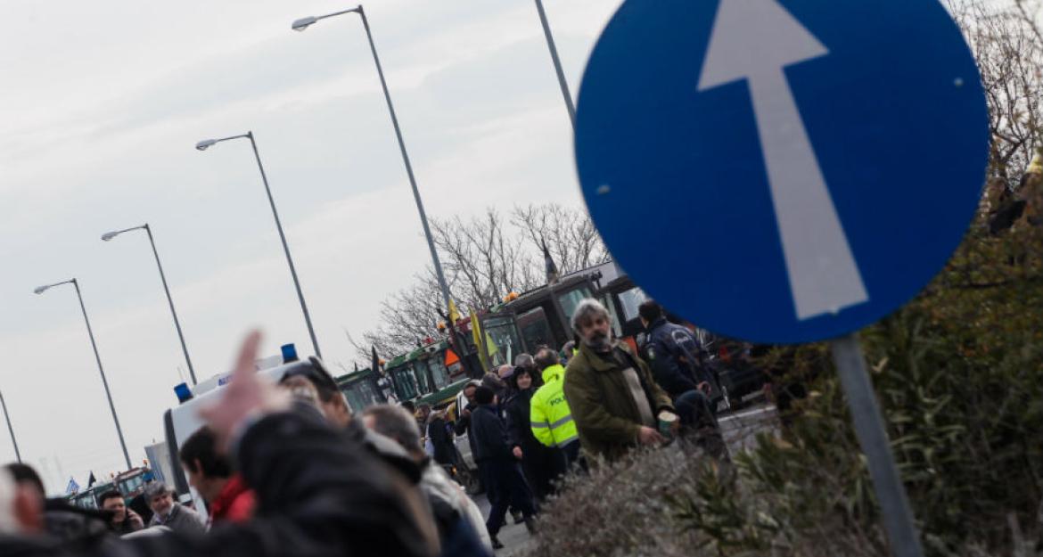 Μπλόκα αγροτών: Κλειστή η εθνική οδός - Παράκαμψη ακολουθούν οι οδηγοί (pics)
