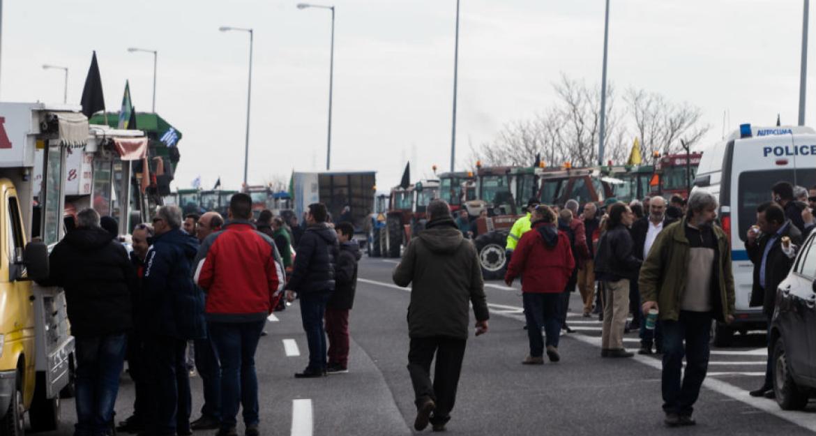 Μπλόκα αγροτών: Κλειστή η εθνική οδός - Παράκαμψη ακολουθούν οι οδηγοί (pics)