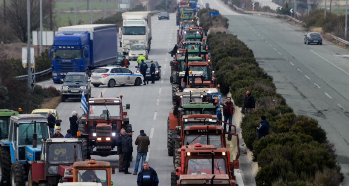 Μπλόκα αγροτών: Κλειστή η εθνική οδός - Παράκαμψη ακολουθούν οι οδηγοί (pics)