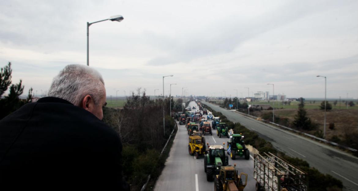 Μπλόκα αγροτών: Κλειστή η εθνική οδός - Παράκαμψη ακολουθούν οι οδηγοί (pics)