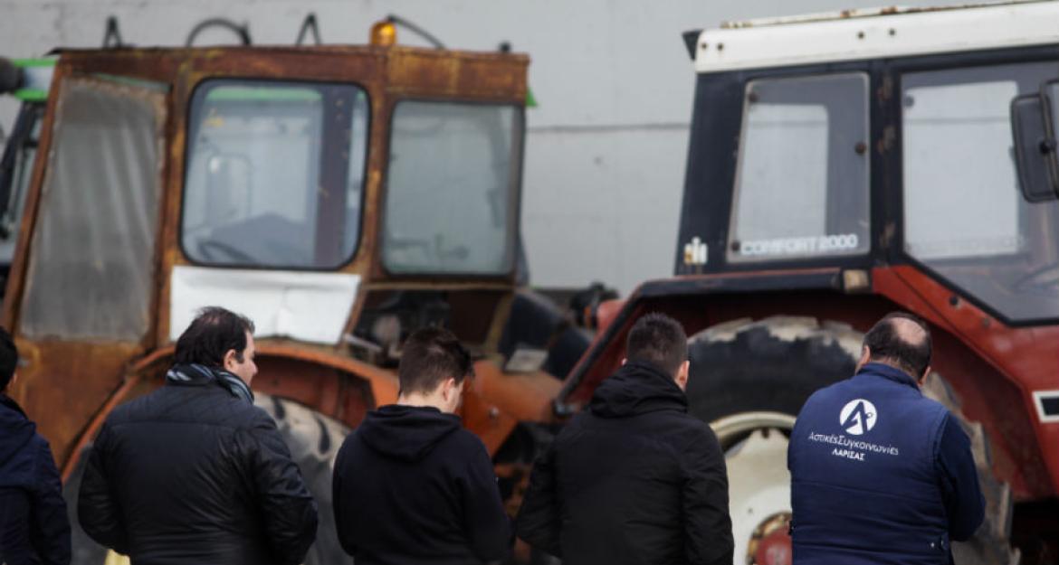 Μπλόκα αγροτών: Κλειστή η εθνική οδός - Παράκαμψη ακολουθούν οι οδηγοί (pics)