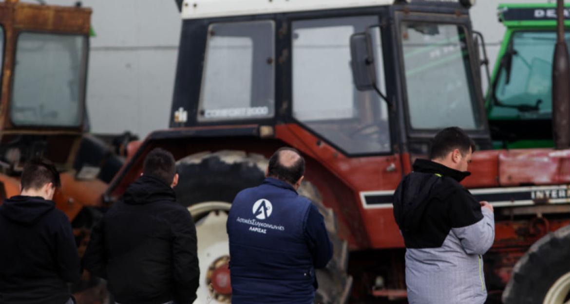 Μπλόκα αγροτών: Κλειστή η εθνική οδός - Παράκαμψη ακολουθούν οι οδηγοί (pics)