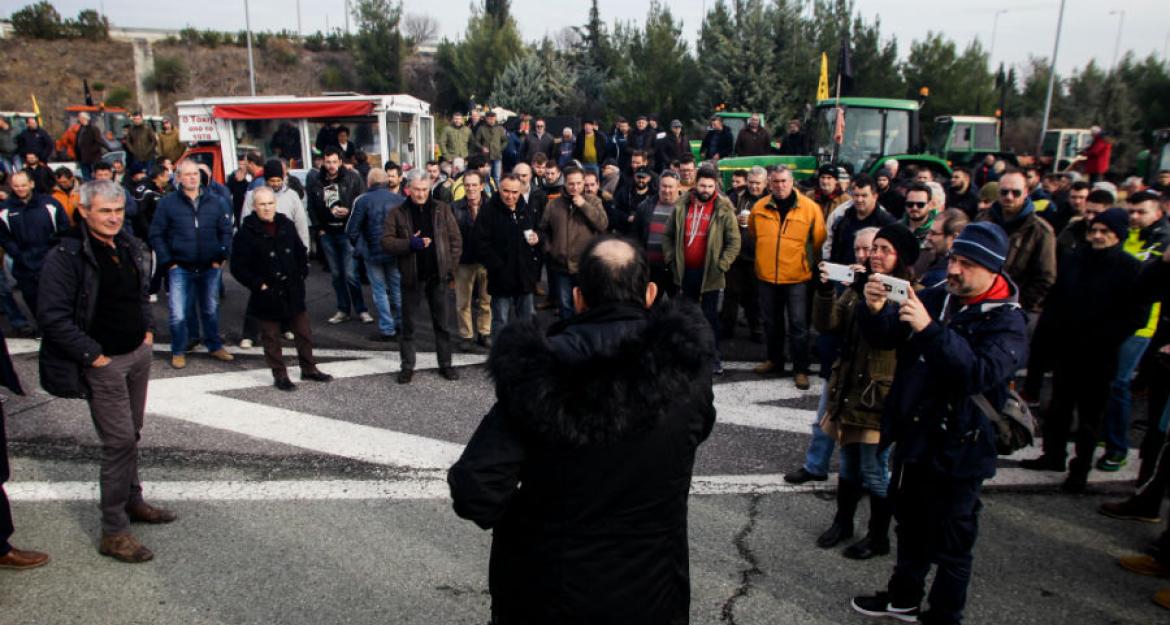 Μπλόκα αγροτών: Κλειστή η εθνική οδός - Παράκαμψη ακολουθούν οι οδηγοί (pics)