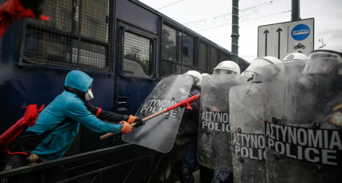 Πέτρες και δακρυγόνα στην πορεία των εκπαιδευτικών στο Σύνταγμα (pics)