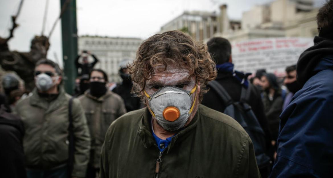 Πέτρες και δακρυγόνα στην πορεία των εκπαιδευτικών στο Σύνταγμα (pics)