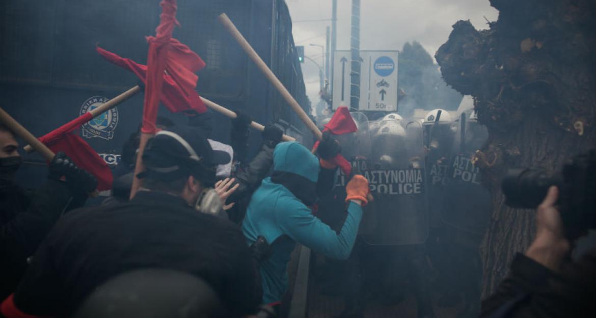 Πέτρες και δακρυγόνα στην πορεία των εκπαιδευτικών στο Σύνταγμα (pics)