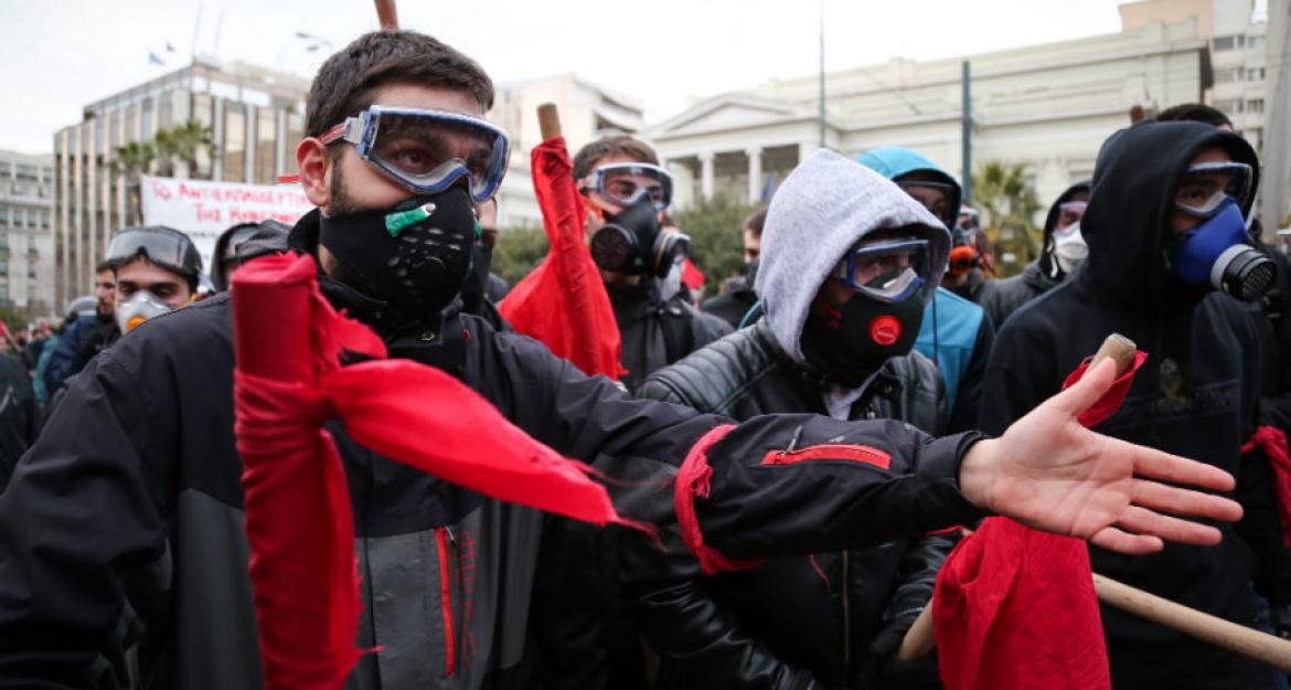 Πέτρες και δακρυγόνα στην πορεία των εκπαιδευτικών στο Σύνταγμα (pics)