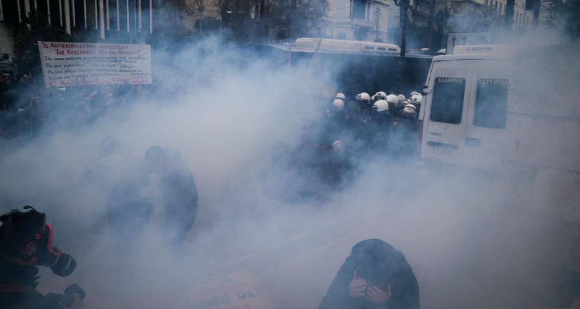Πέτρες και δακρυγόνα στην πορεία των εκπαιδευτικών στο Σύνταγμα (pics)