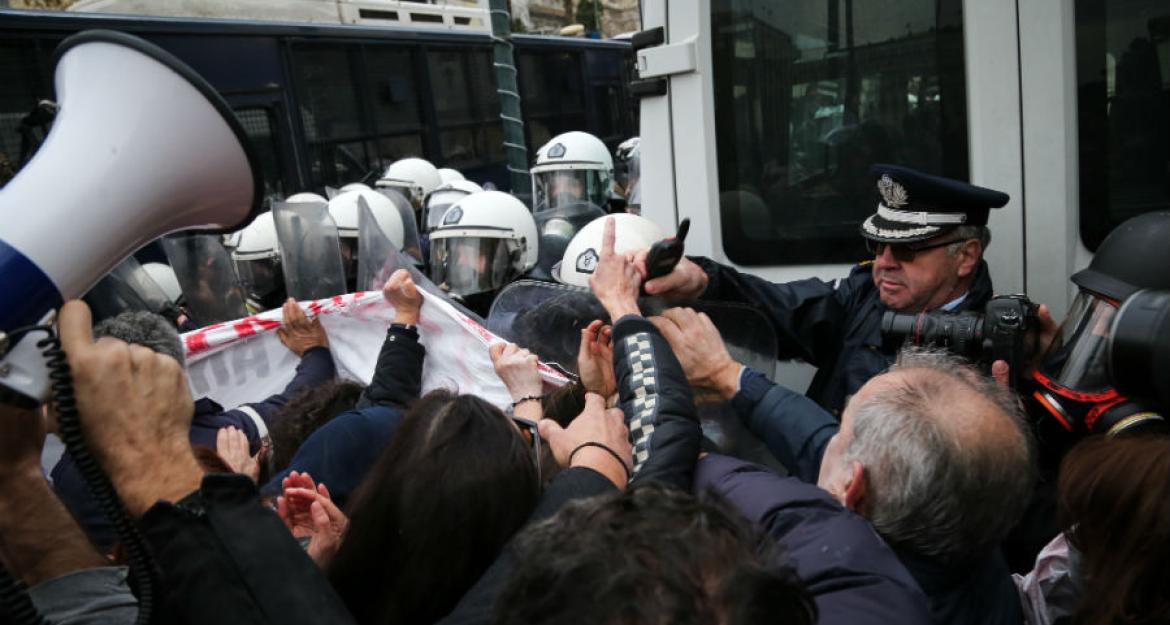 Πέτρες και δακρυγόνα στην πορεία των εκπαιδευτικών στο Σύνταγμα (pics)