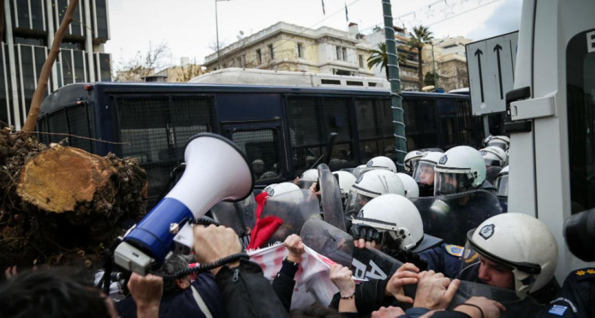 Πέτρες και δακρυγόνα στην πορεία των εκπαιδευτικών στο Σύνταγμα (pics)