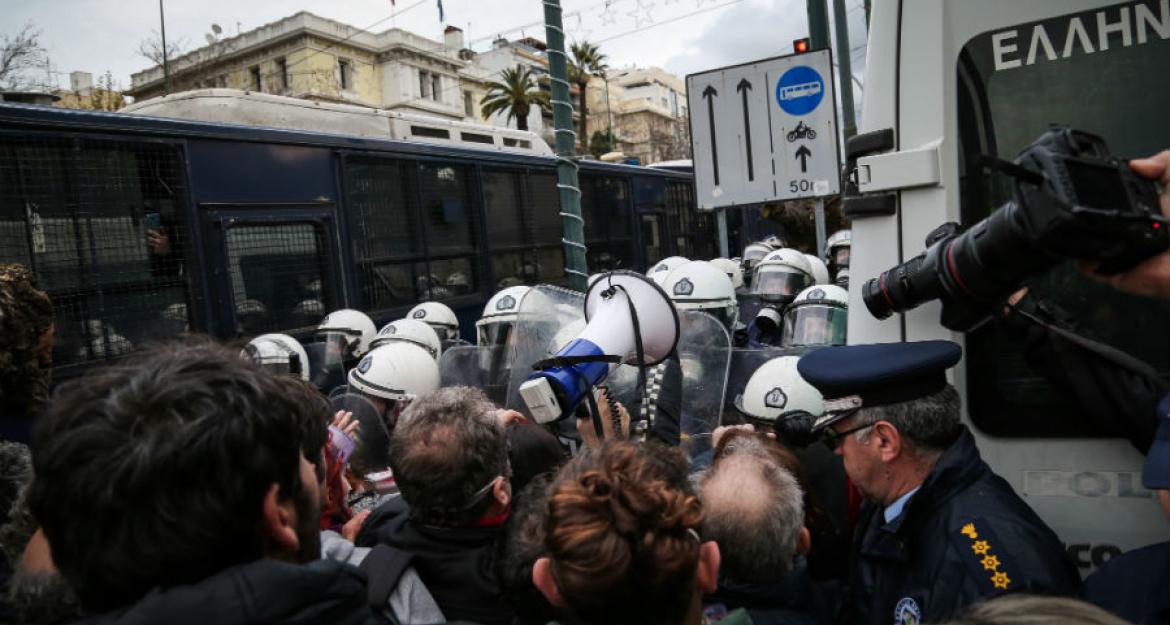 Πέτρες και δακρυγόνα στην πορεία των εκπαιδευτικών στο Σύνταγμα (pics)