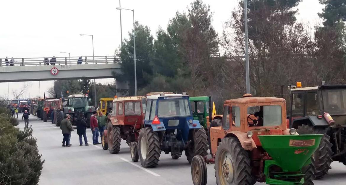 Λάρισα: Κλειστή η εθνική οδός λόγω του μπλόκου των αγροτών (pics & vid)