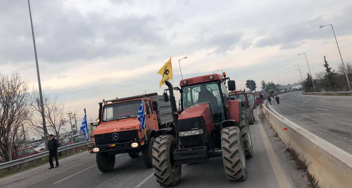 Λάρισα: Κλειστή η εθνική οδός λόγω του μπλόκου των αγροτών (pics & vid)