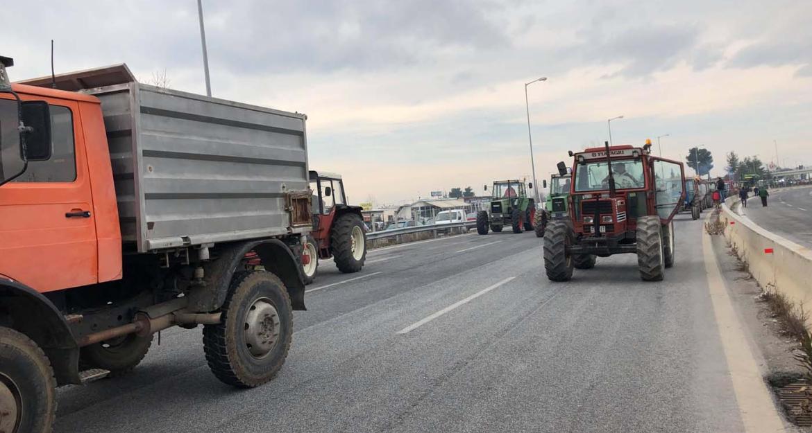 Λάρισα: Κλειστή η εθνική οδός λόγω του μπλόκου των αγροτών (pics & vid)