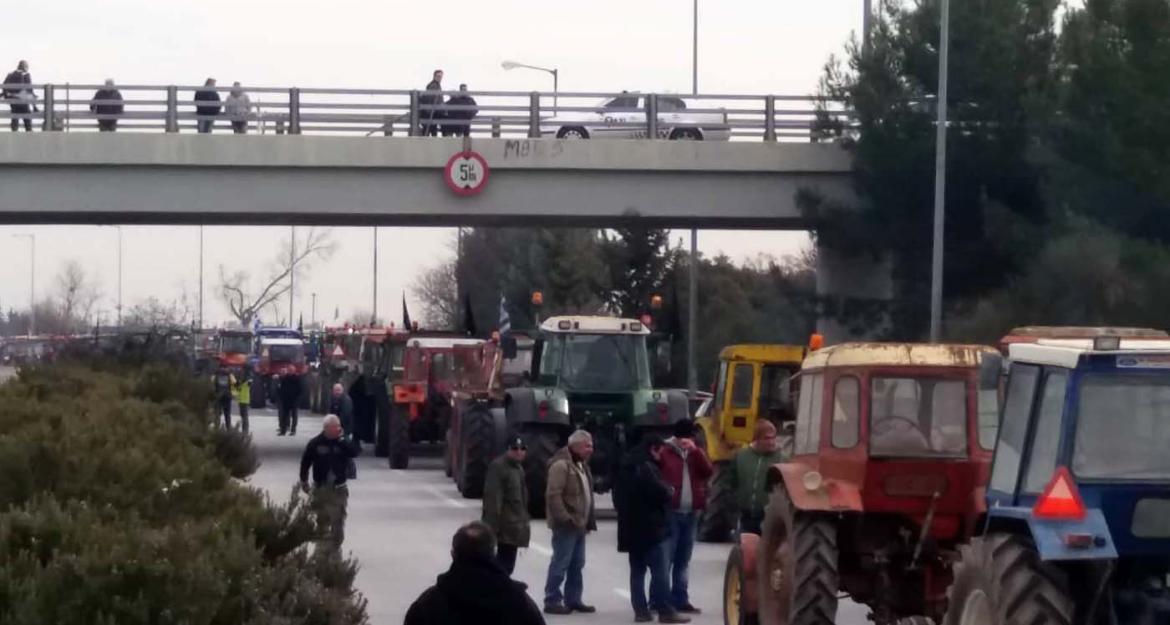 Λάρισα: Κλειστή η εθνική οδός λόγω του μπλόκου των αγροτών (pics & vid)