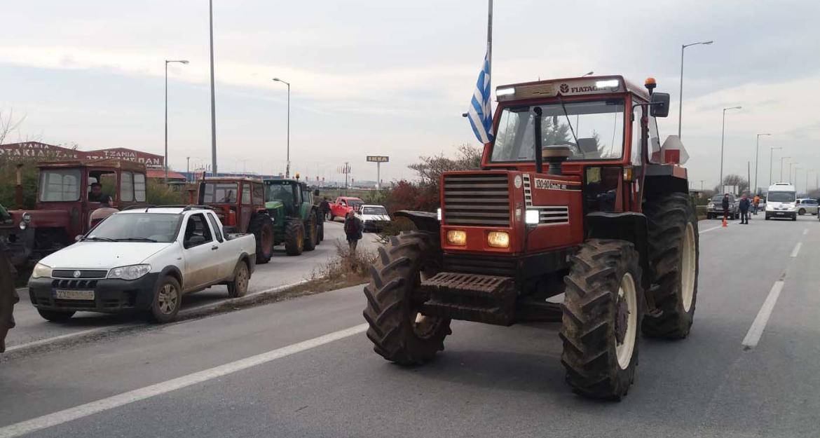 Λάρισα: Κλειστή η εθνική οδός λόγω του μπλόκου των αγροτών (pics & vid)